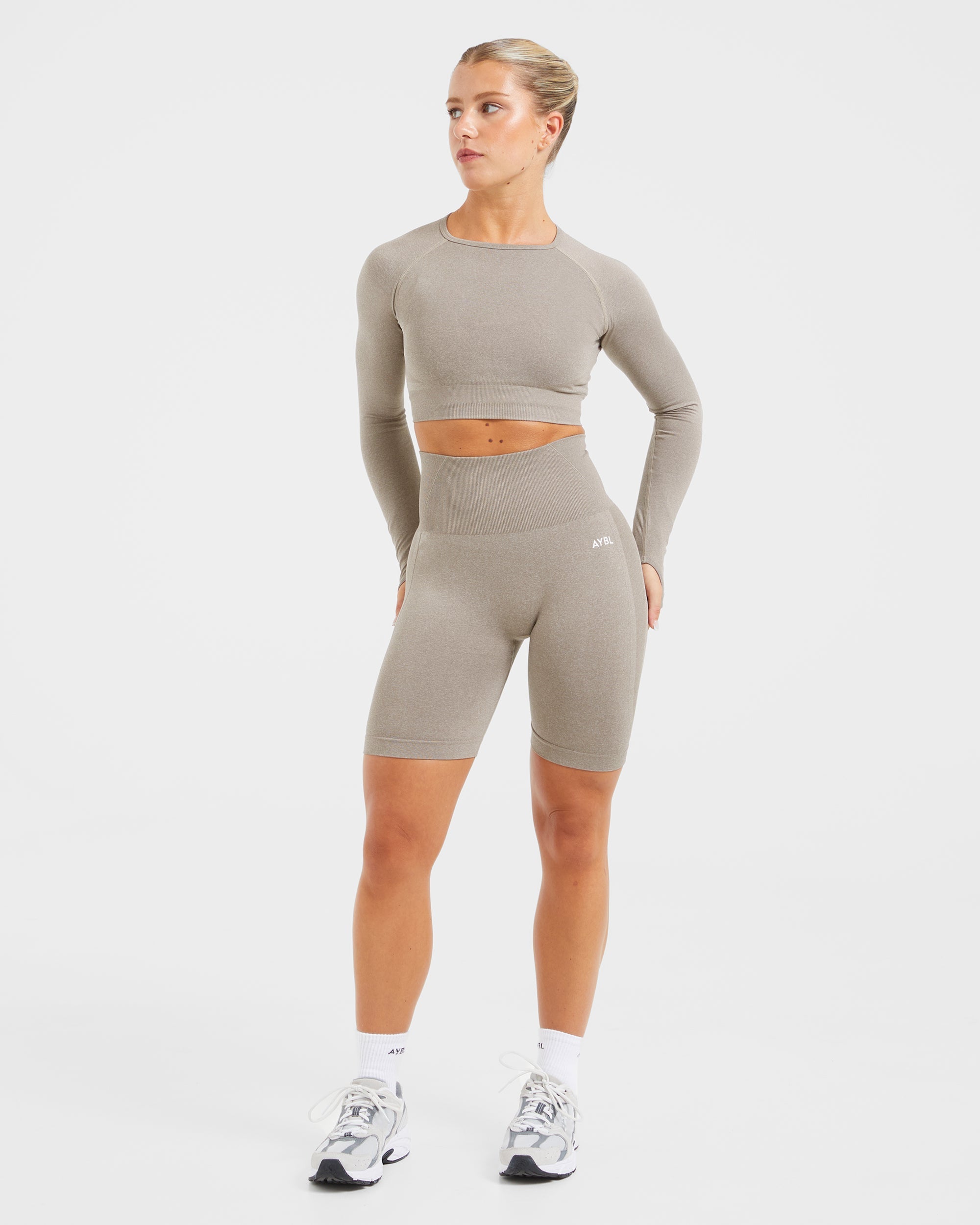 Nahtloses, langärmliges Crop-Top „Empower“ – Taupe meliert