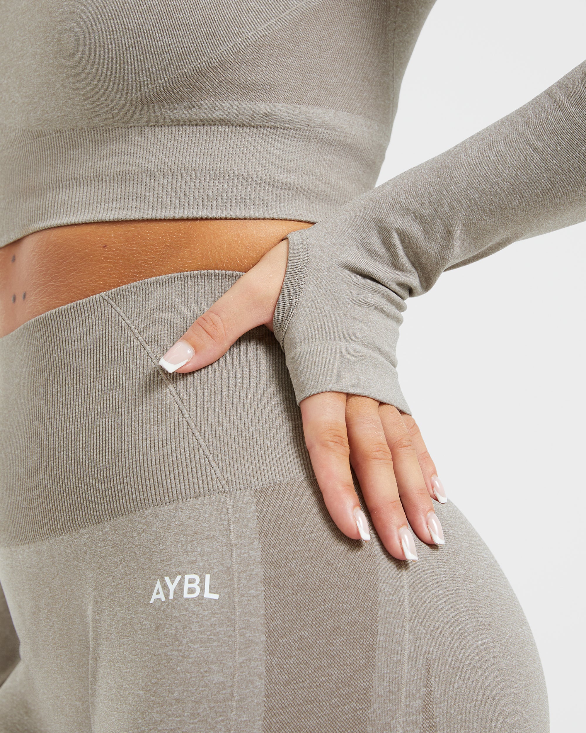 Nahtloses, langärmliges Crop-Top „Empower“ – Taupe meliert