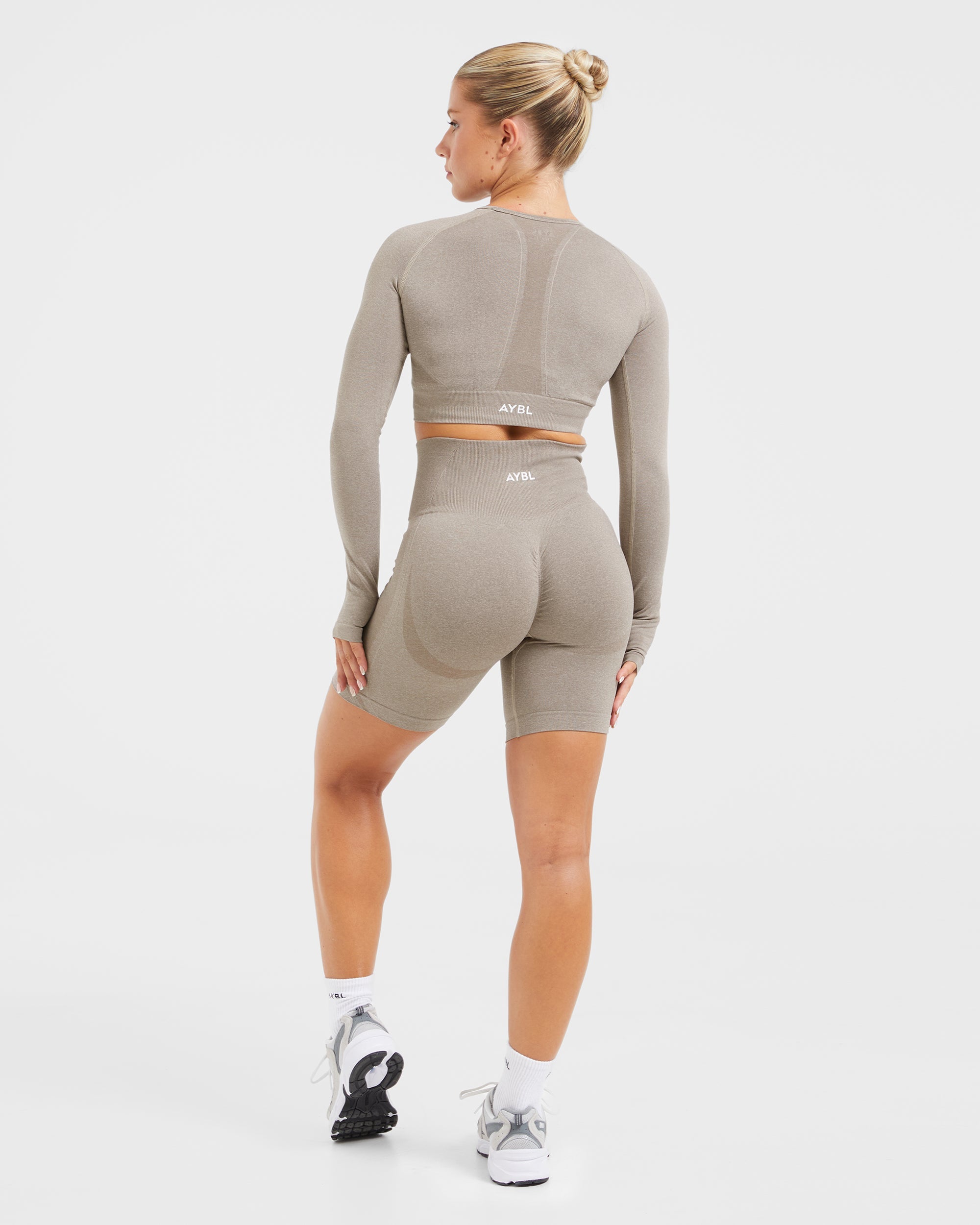 Nahtloses, langärmliges Crop-Top „Empower“ – Taupe meliert