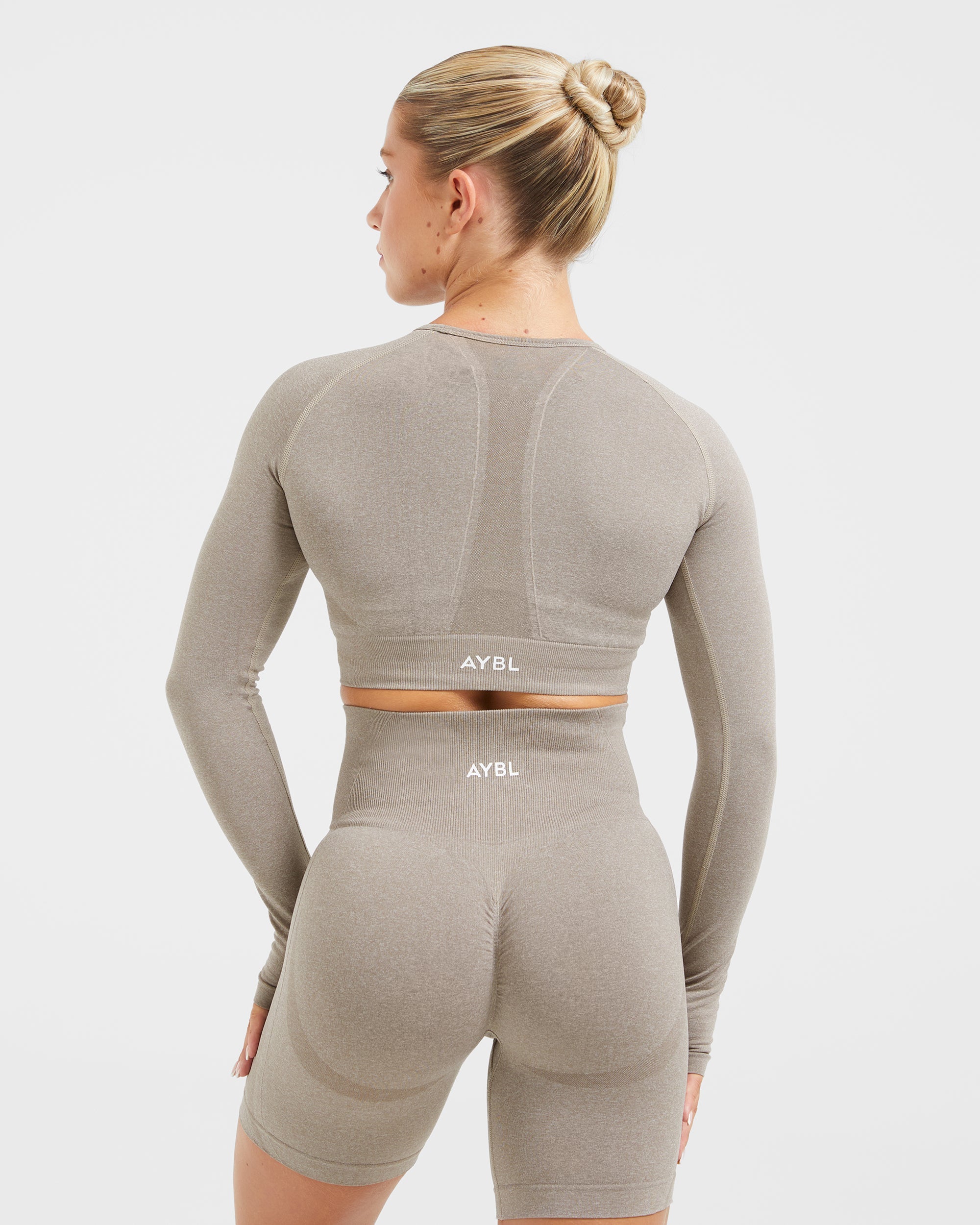 Nahtloses, langärmliges Crop-Top „Empower“ – Taupe meliert