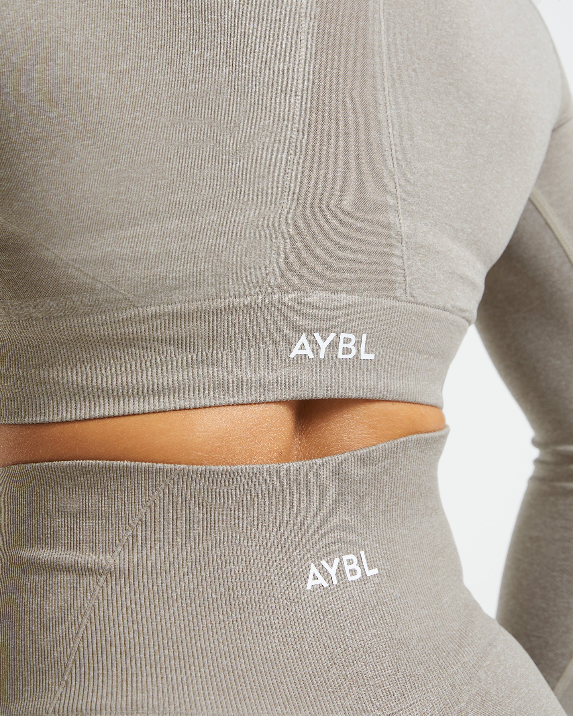 Nahtloses, langärmliges Crop-Top „Empower“ – Taupe meliert