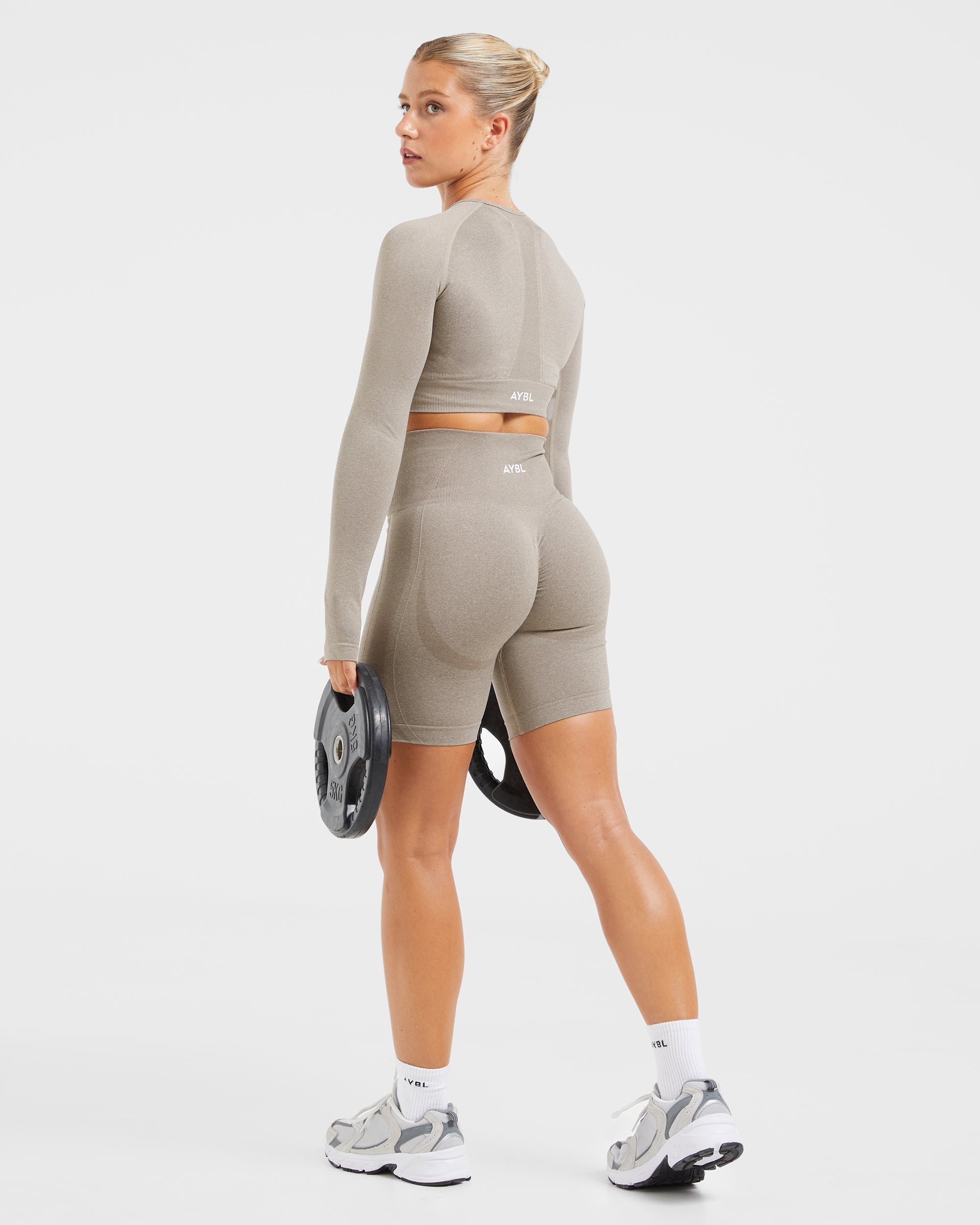 Nahtloses, langärmliges Crop-Top „Empower“ – Taupe meliert