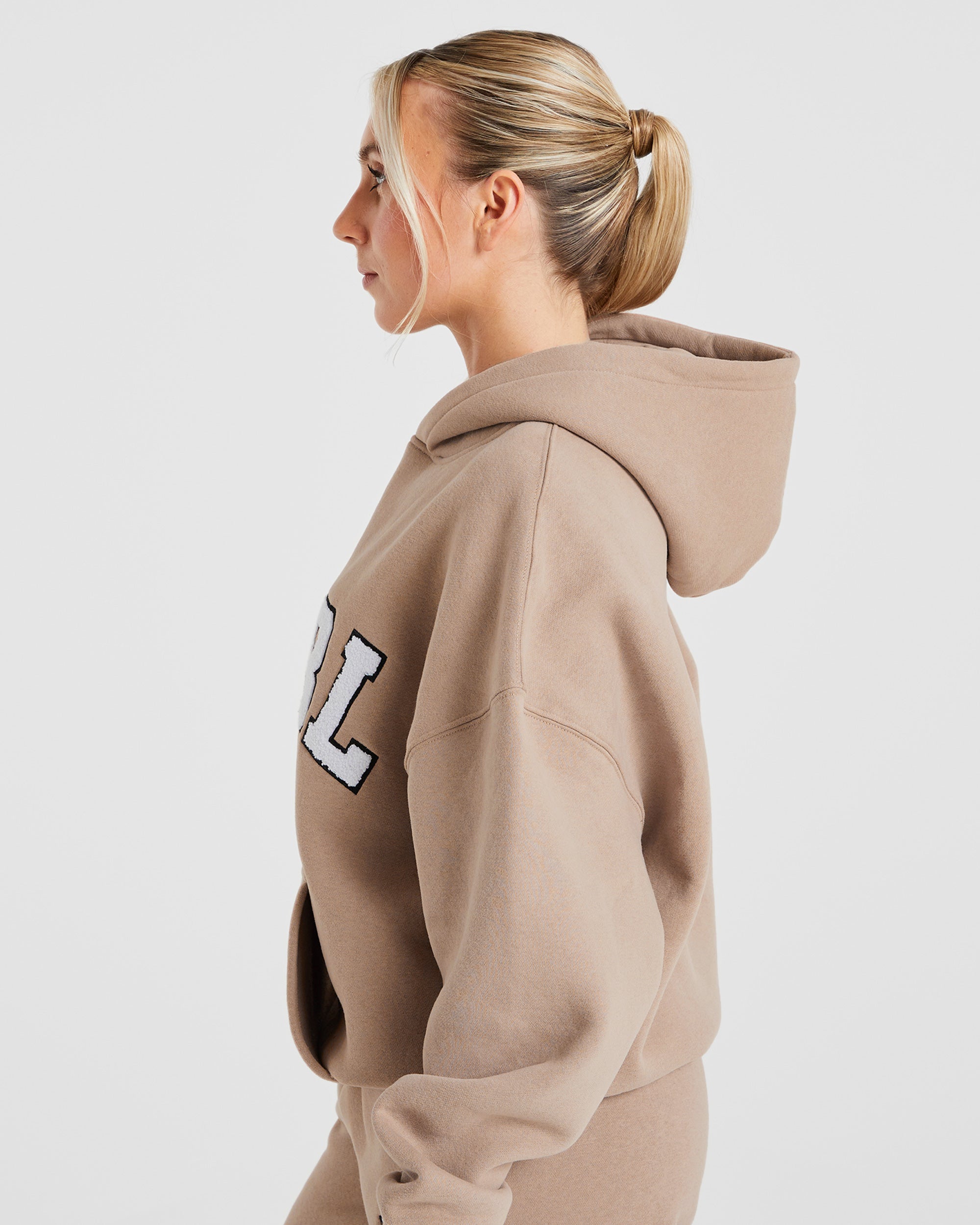 Übergroßer Varsity-Hoodie – Latte Brown