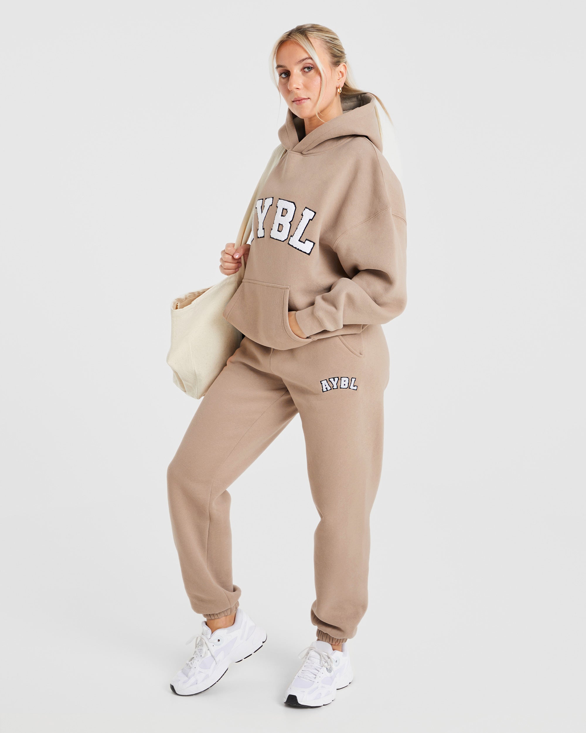 Übergroße Varsity-Jogginghose – Latte Brown