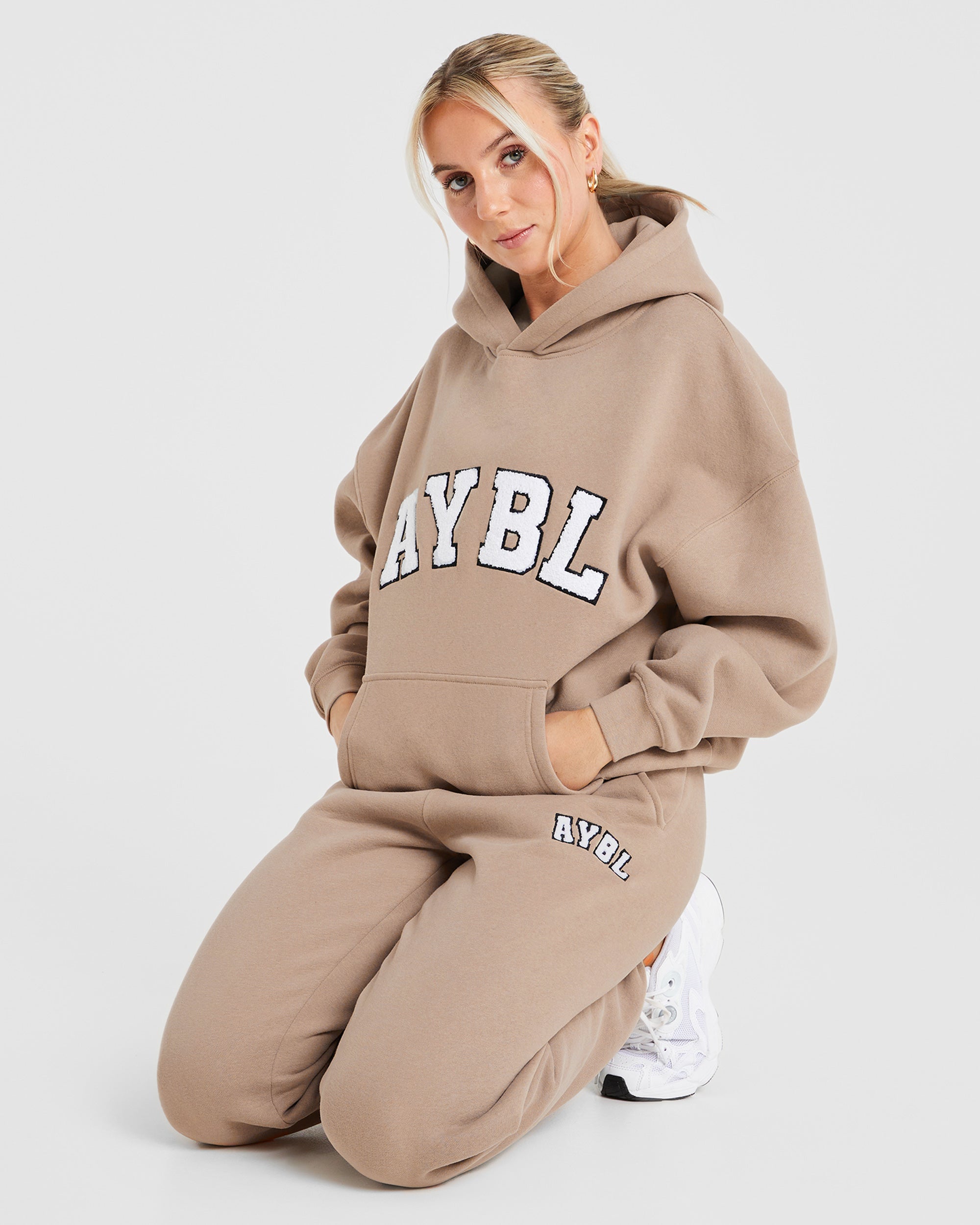 Übergroßer Varsity-Hoodie – Latte Brown