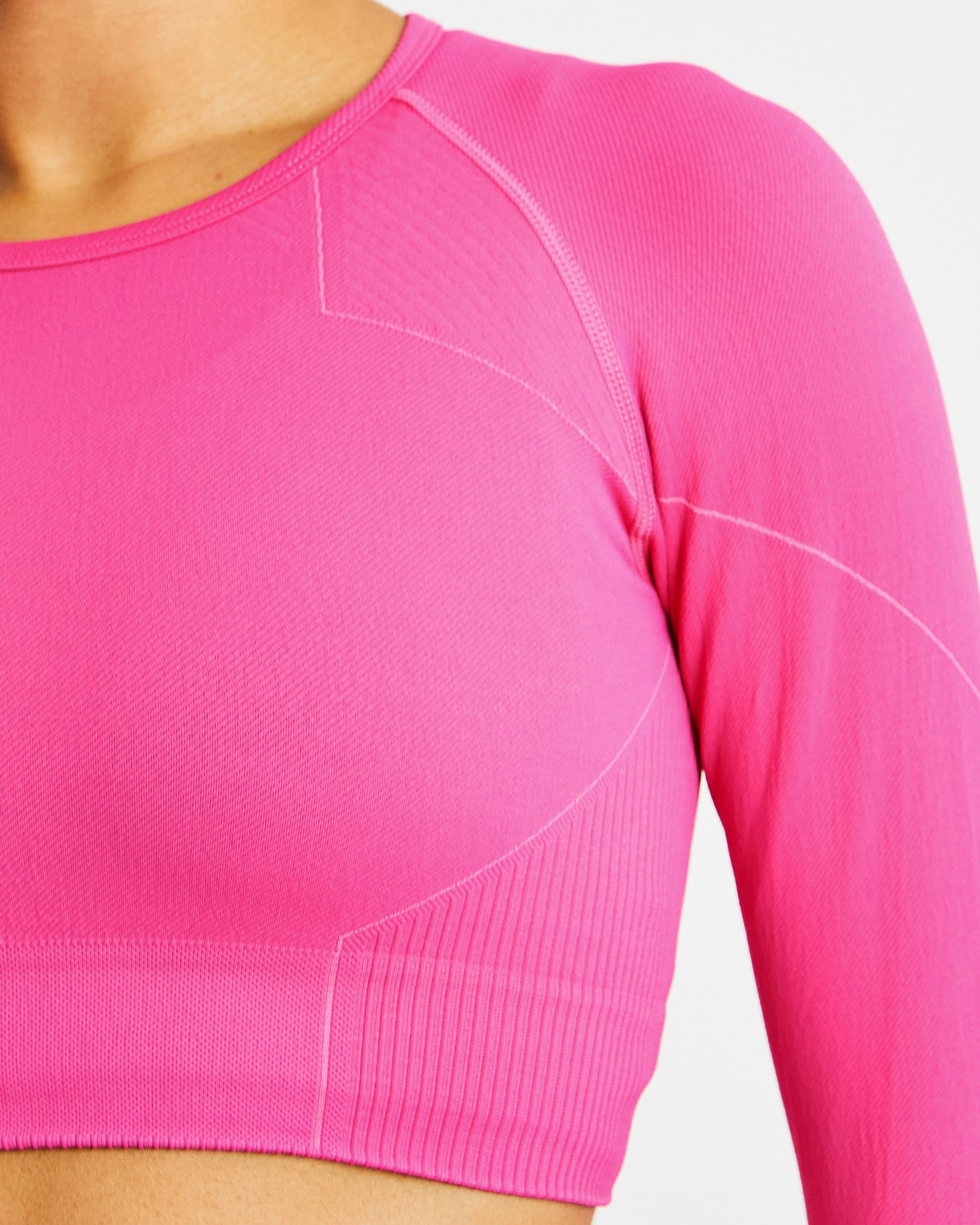 Nahtloses, langärmliges Reflex-Crop-Top – Fuchsia Pink