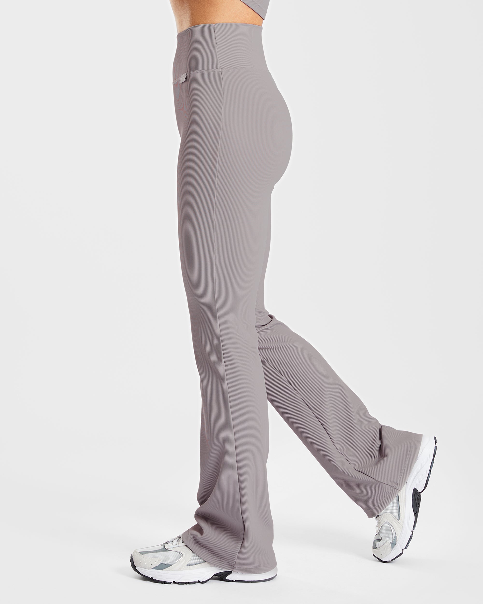 Gerippte, ausgestellte Leggings von Sculpt – Nebelgrau