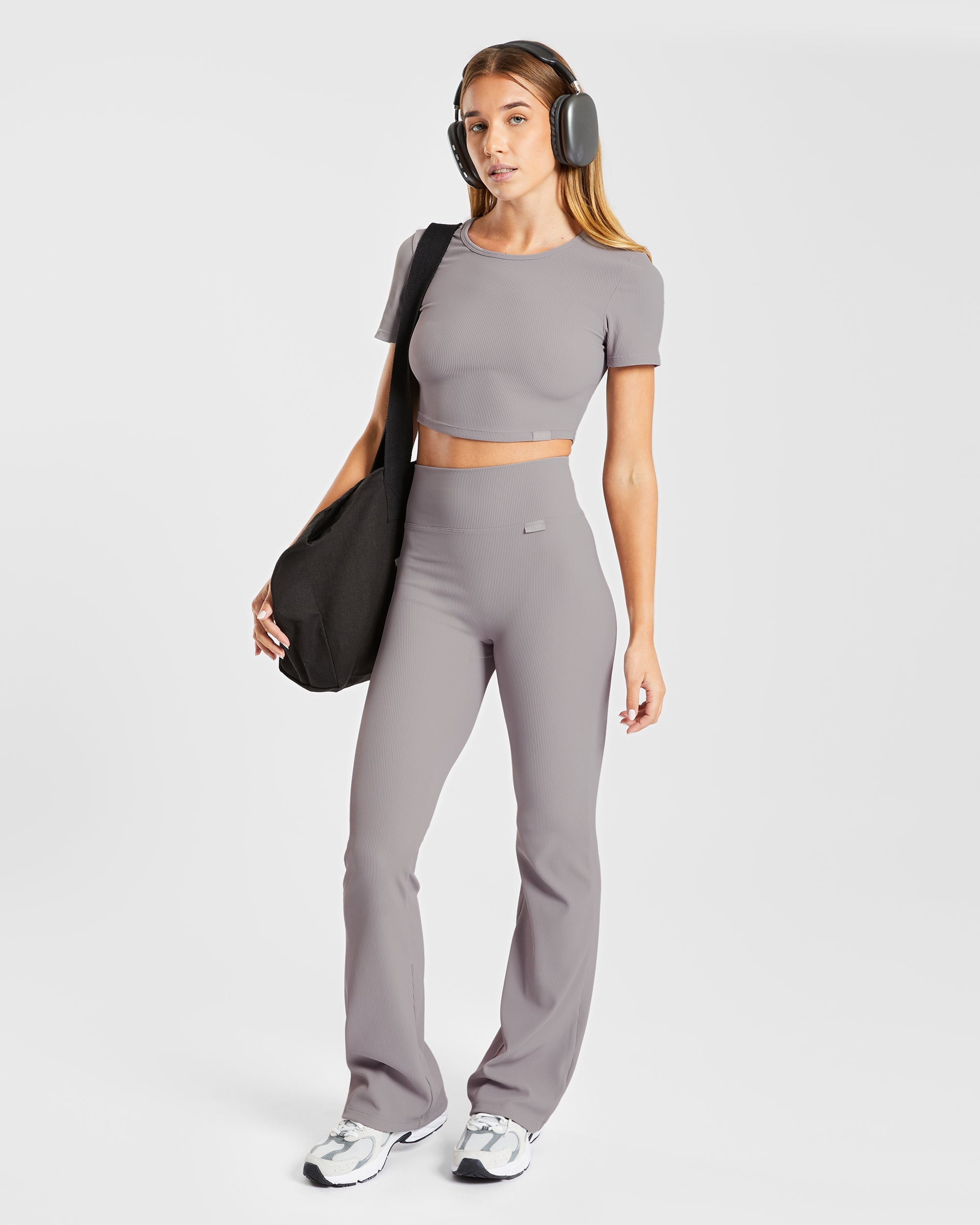 Gerippte, ausgestellte Leggings von Sculpt – Nebelgrau