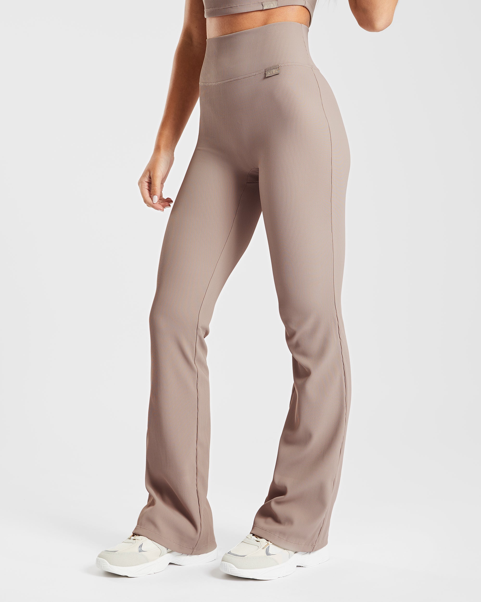 Gerippte, ausgestellte Leggings von Sculpt – Taupe