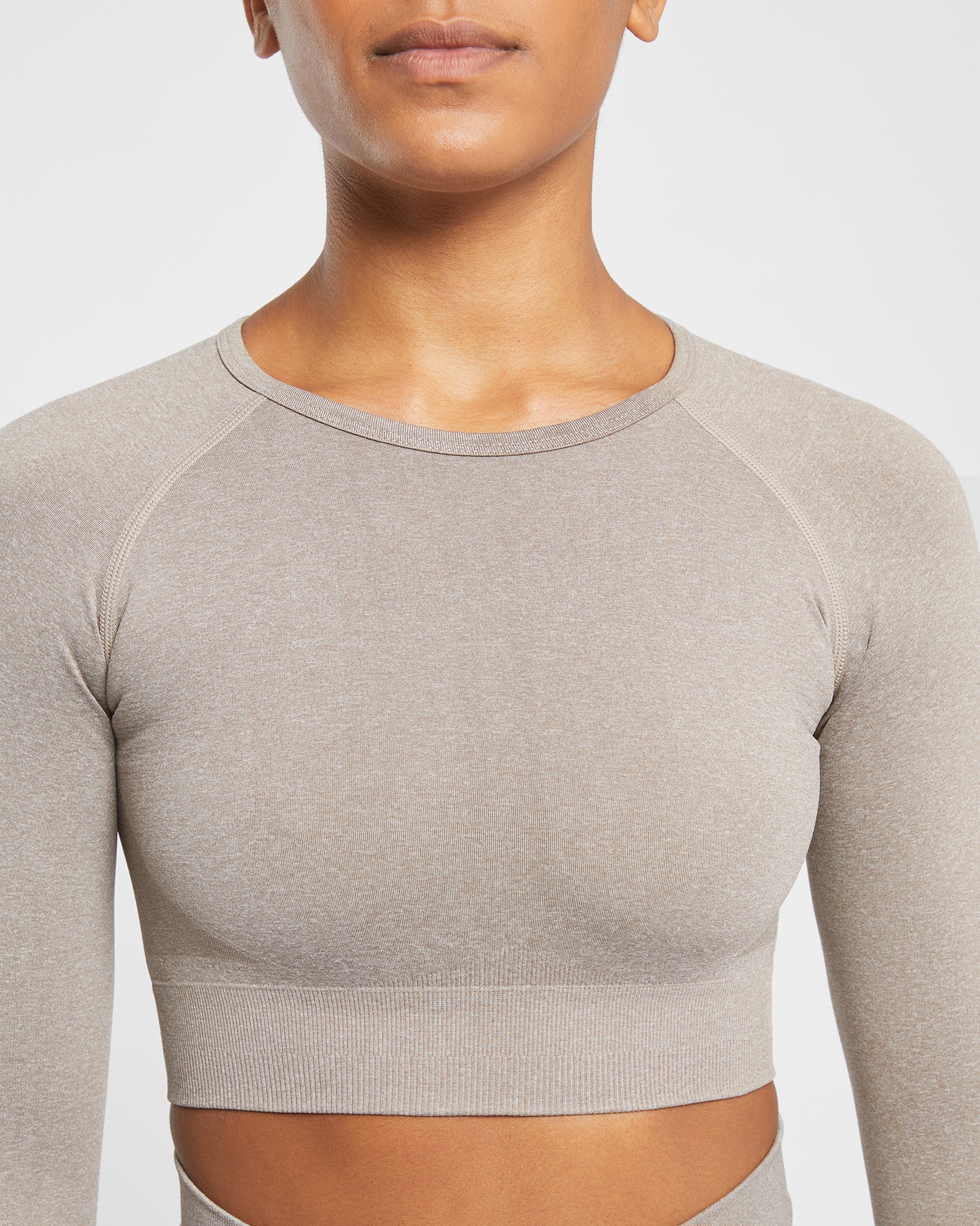 Nahtloses, langärmliges Crop-Top „Empower“ – Taupe meliert