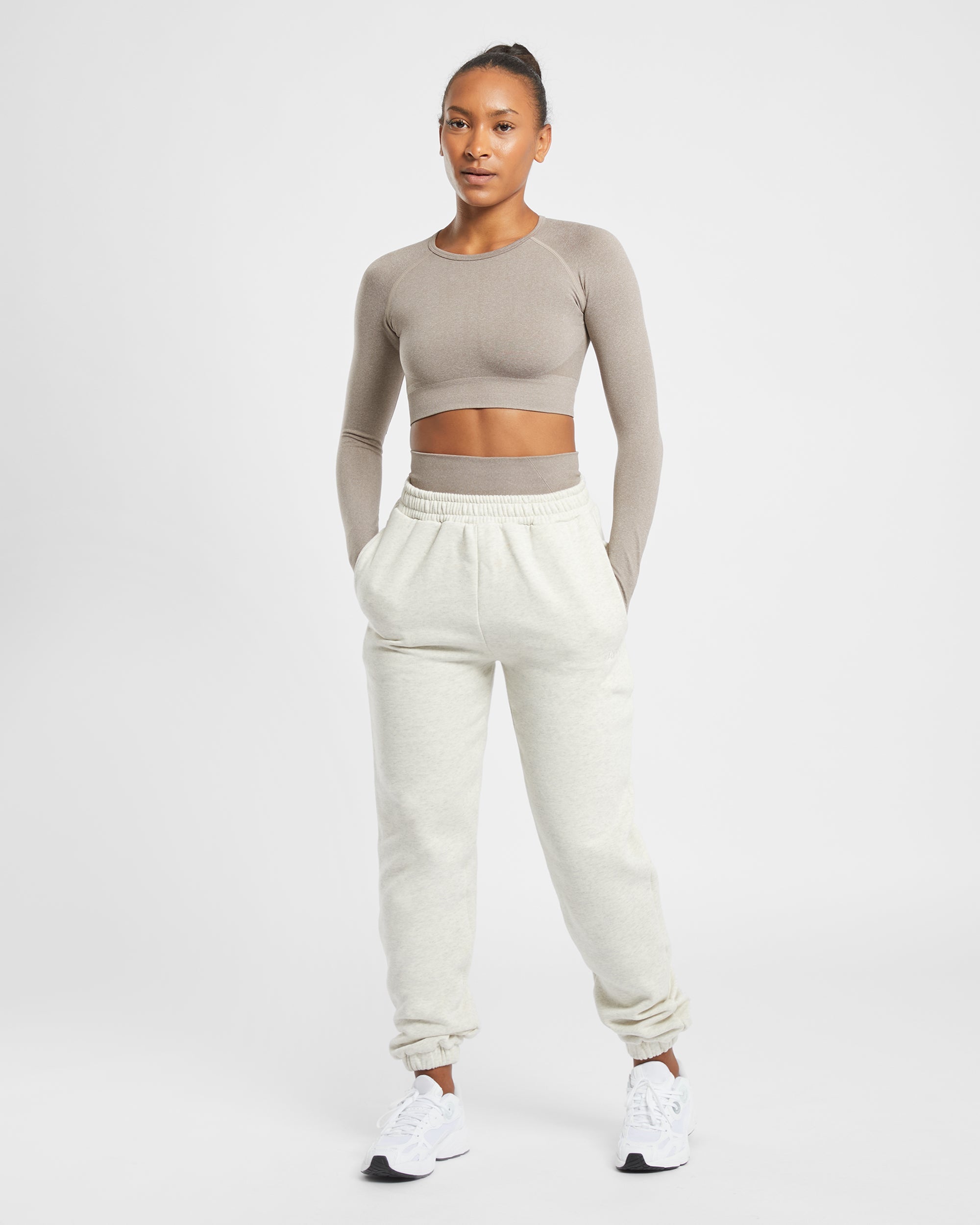 Nahtloses, langärmliges Crop-Top „Empower“ – Taupe meliert