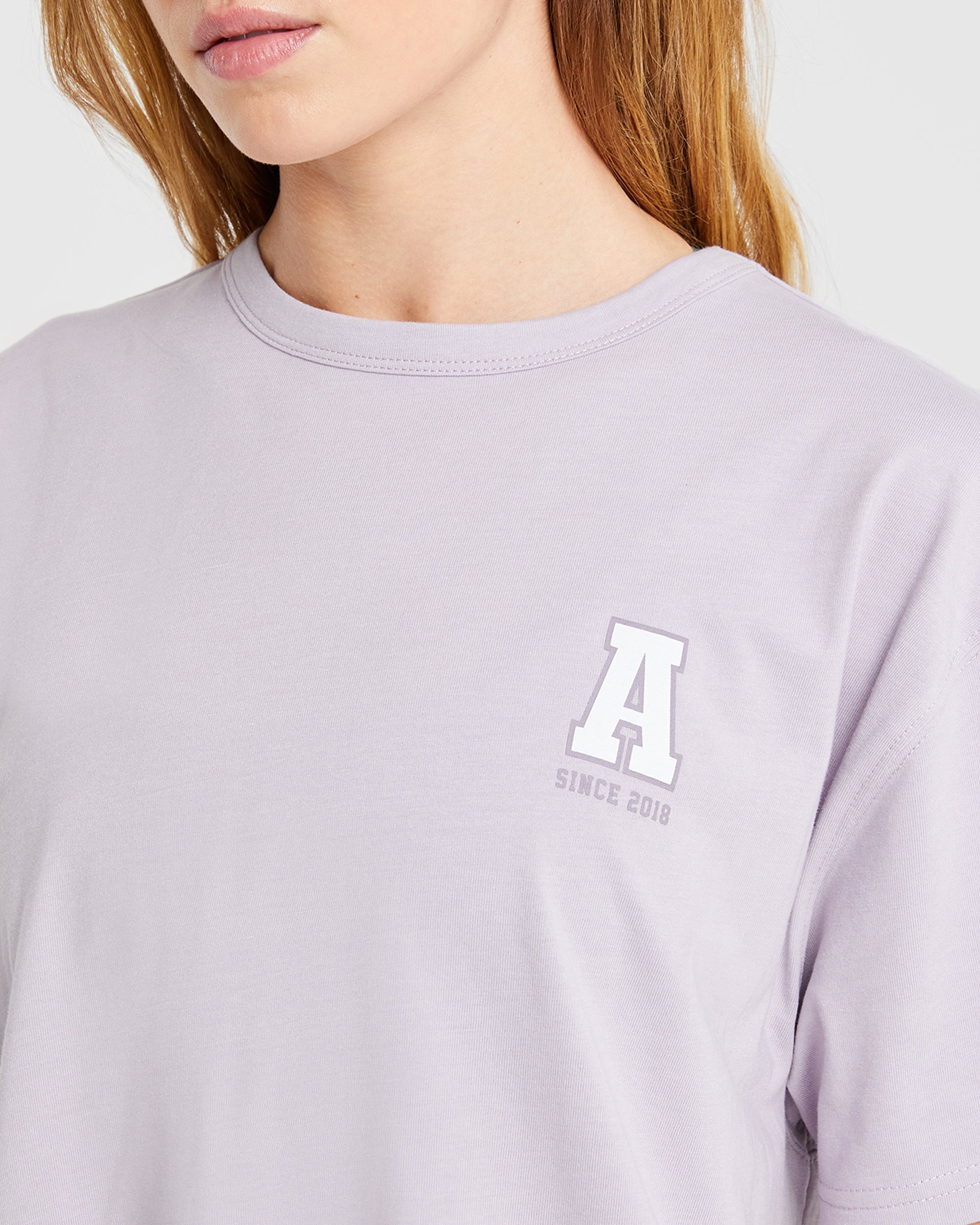 Varsity-Statement-T-Shirt – Lila