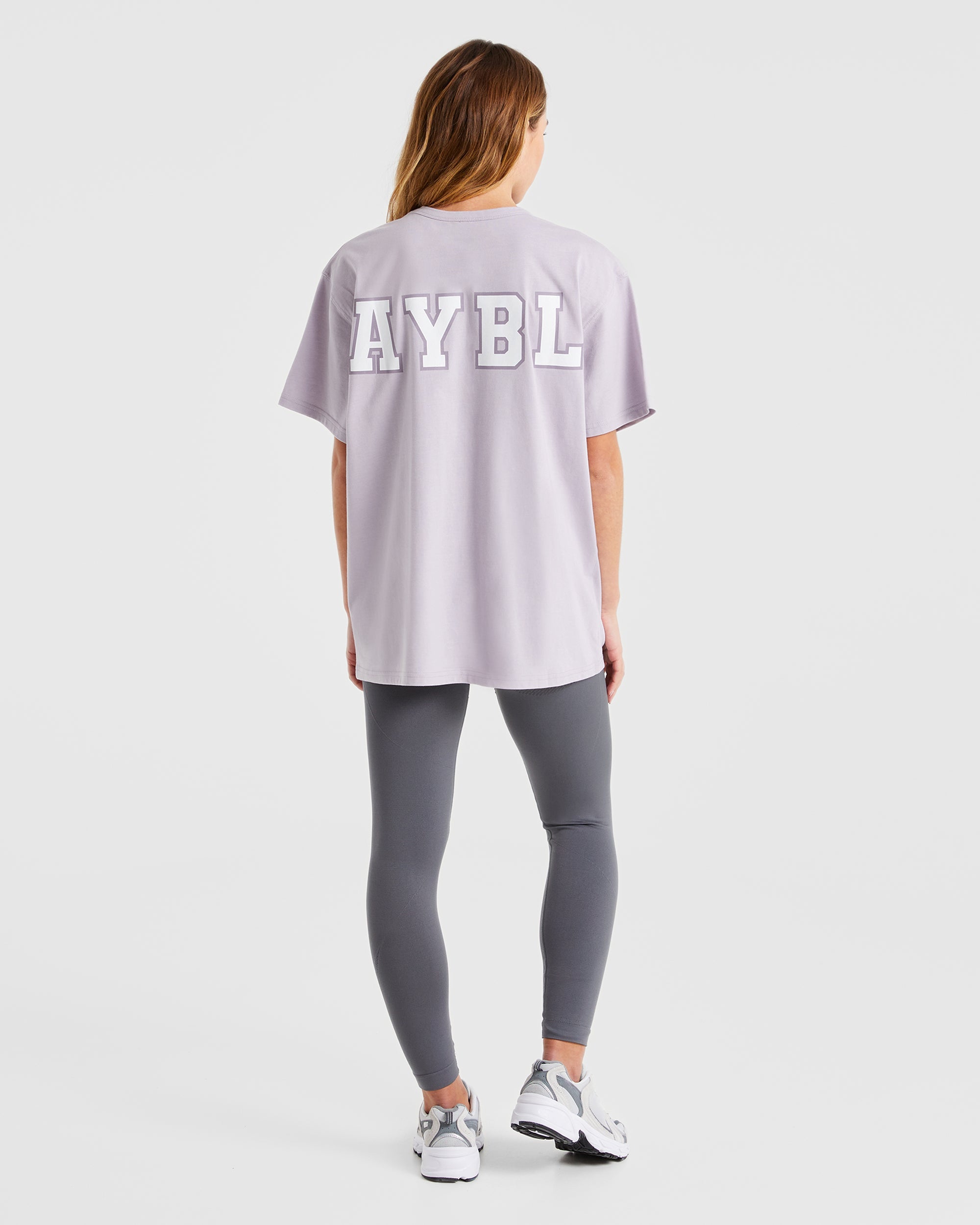 Varsity-Statement-T-Shirt – Lila