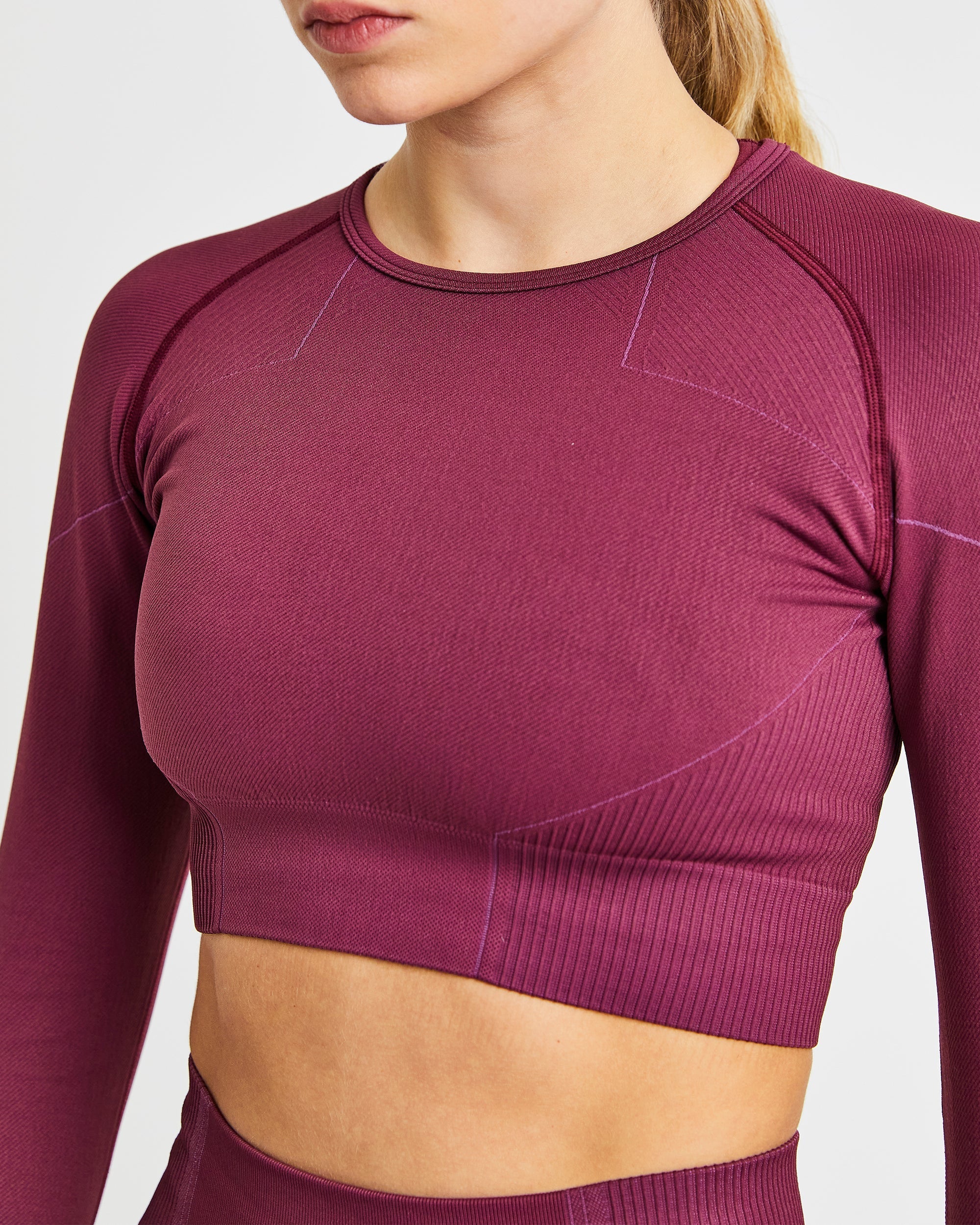 Nahtloses Reflex-Crop-Top mit langen Ärmeln – Pflaume