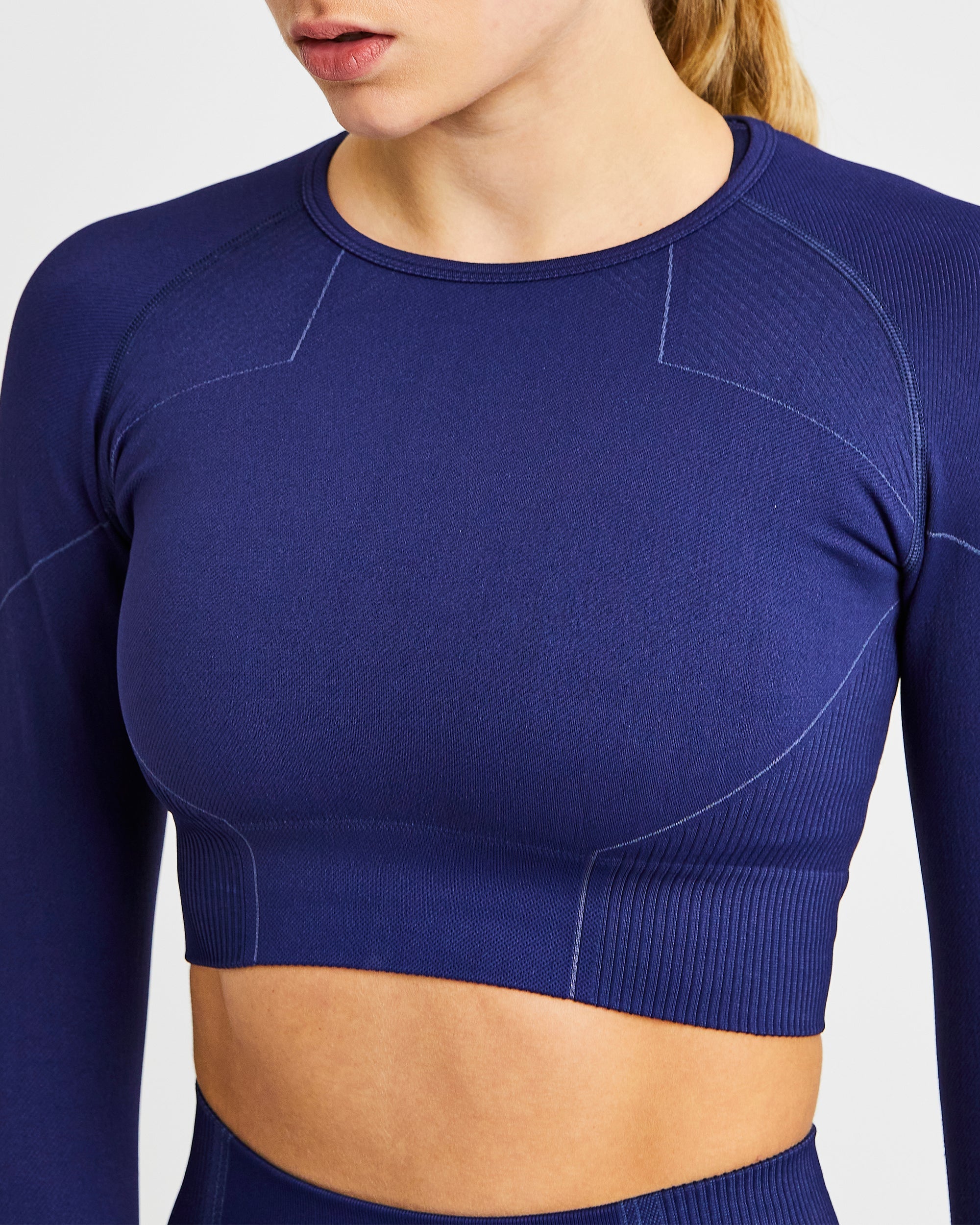 Nahtloses Reflex-Crop-Top mit langen Ärmeln – Königsblau