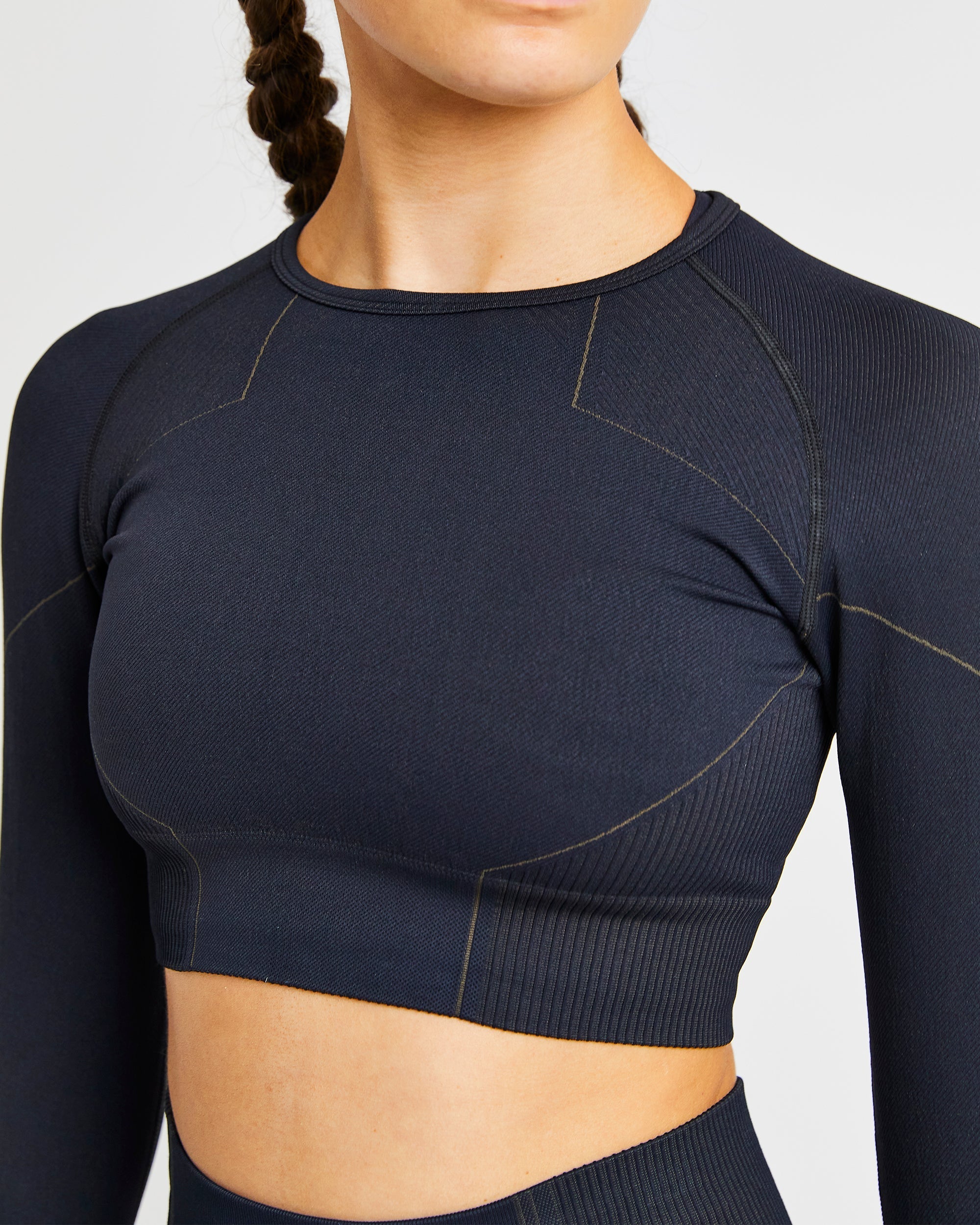 Nahtloses Reflex-Crop-Top mit langen Ärmeln – Schwarz