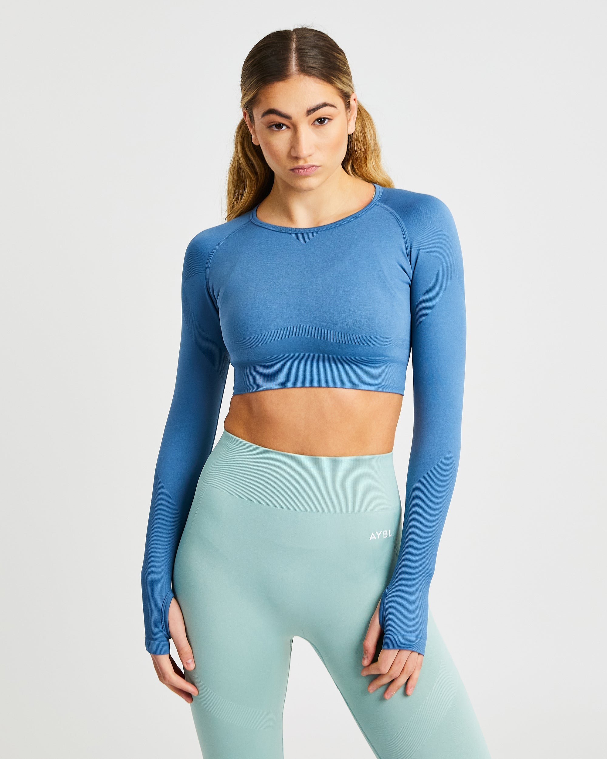 Nahtloses, langärmliges Crop-Top von Reform – Petrolblau