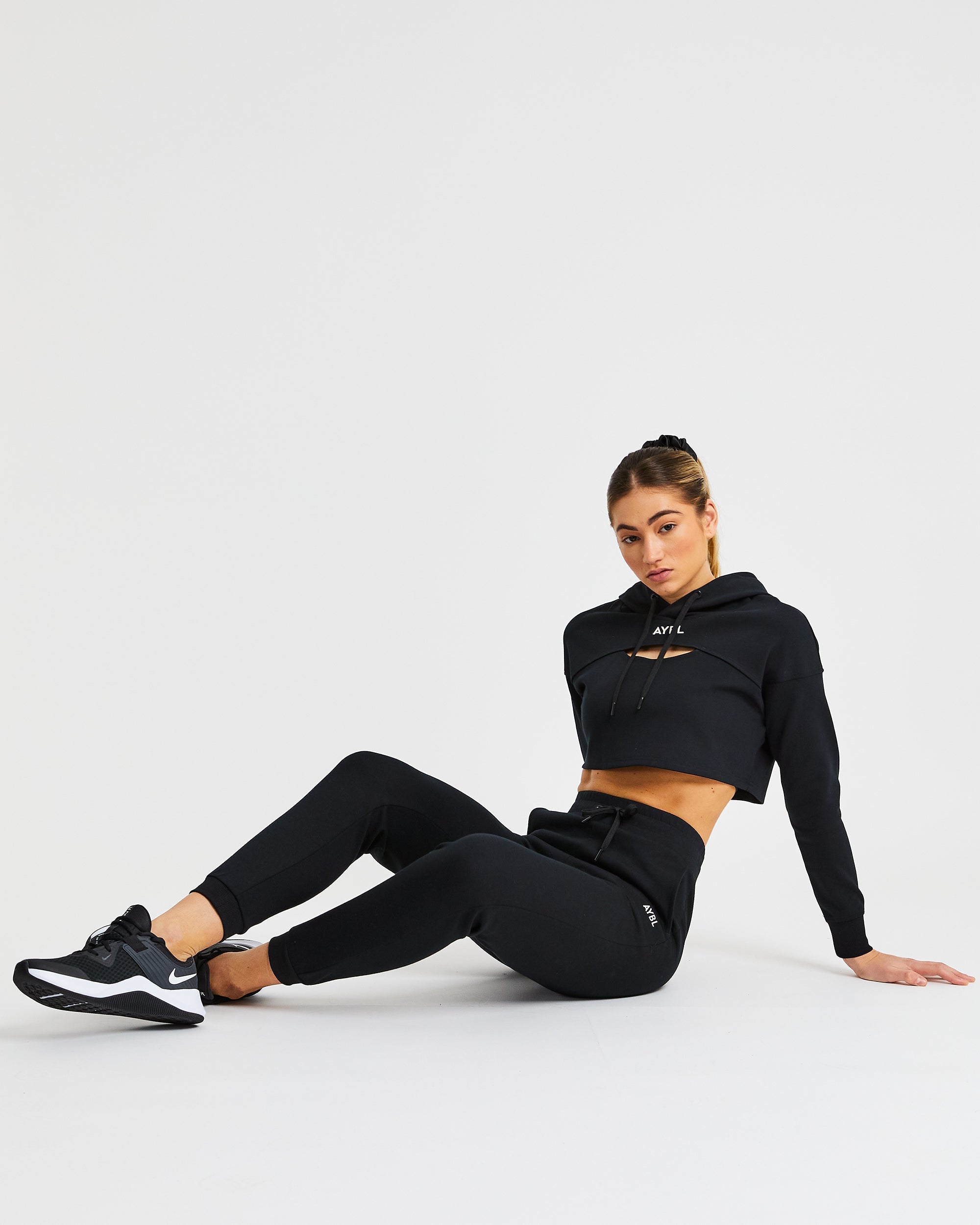 Alltags-Crop-Hoodie mit Ausschnitten – Schwarz